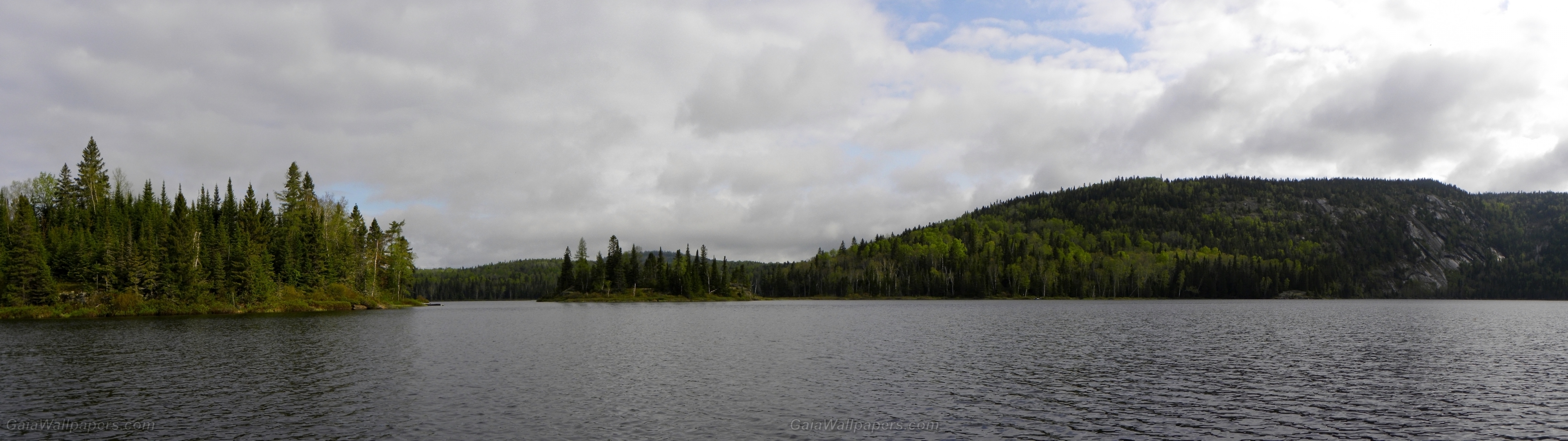 Belle journée nuageuse sur un lac sauvage - Fonds d'écran gratuits