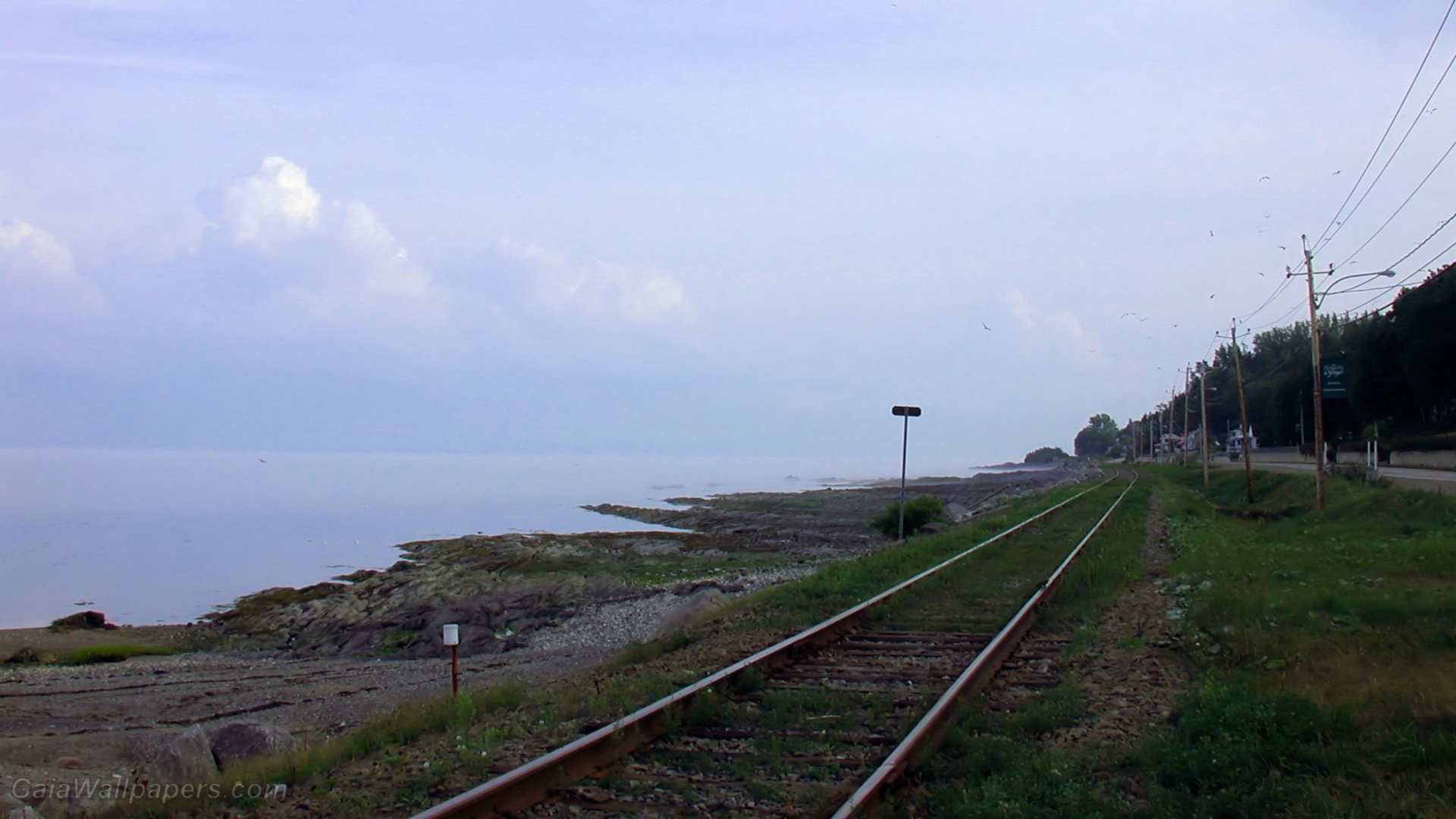 Chemin de fer près du fleuve St-Laurent brumeux - Fonds d'écran gratuits