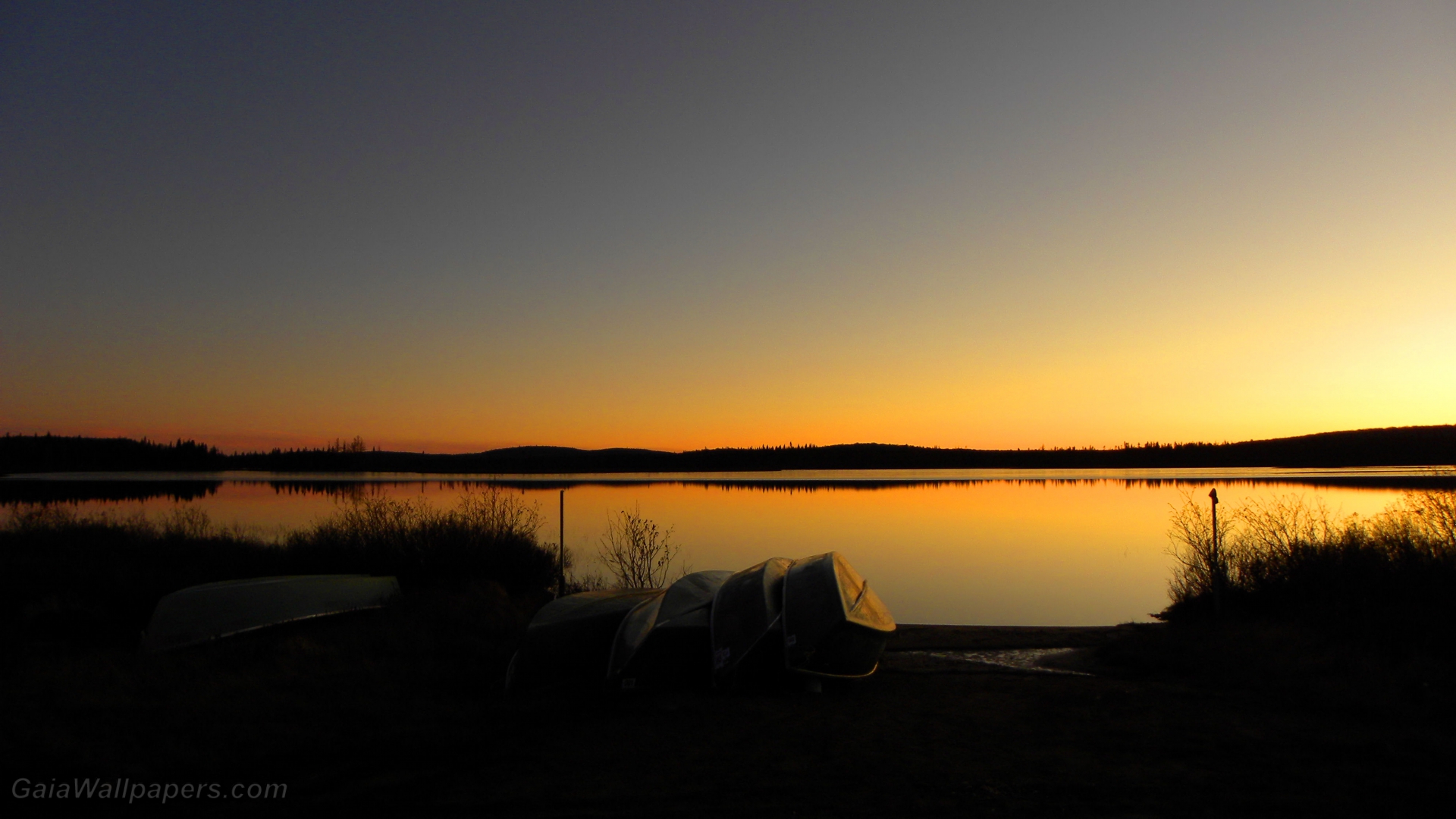 Coucher de soleil sur un lac calme - Fonds d'écran gratuits