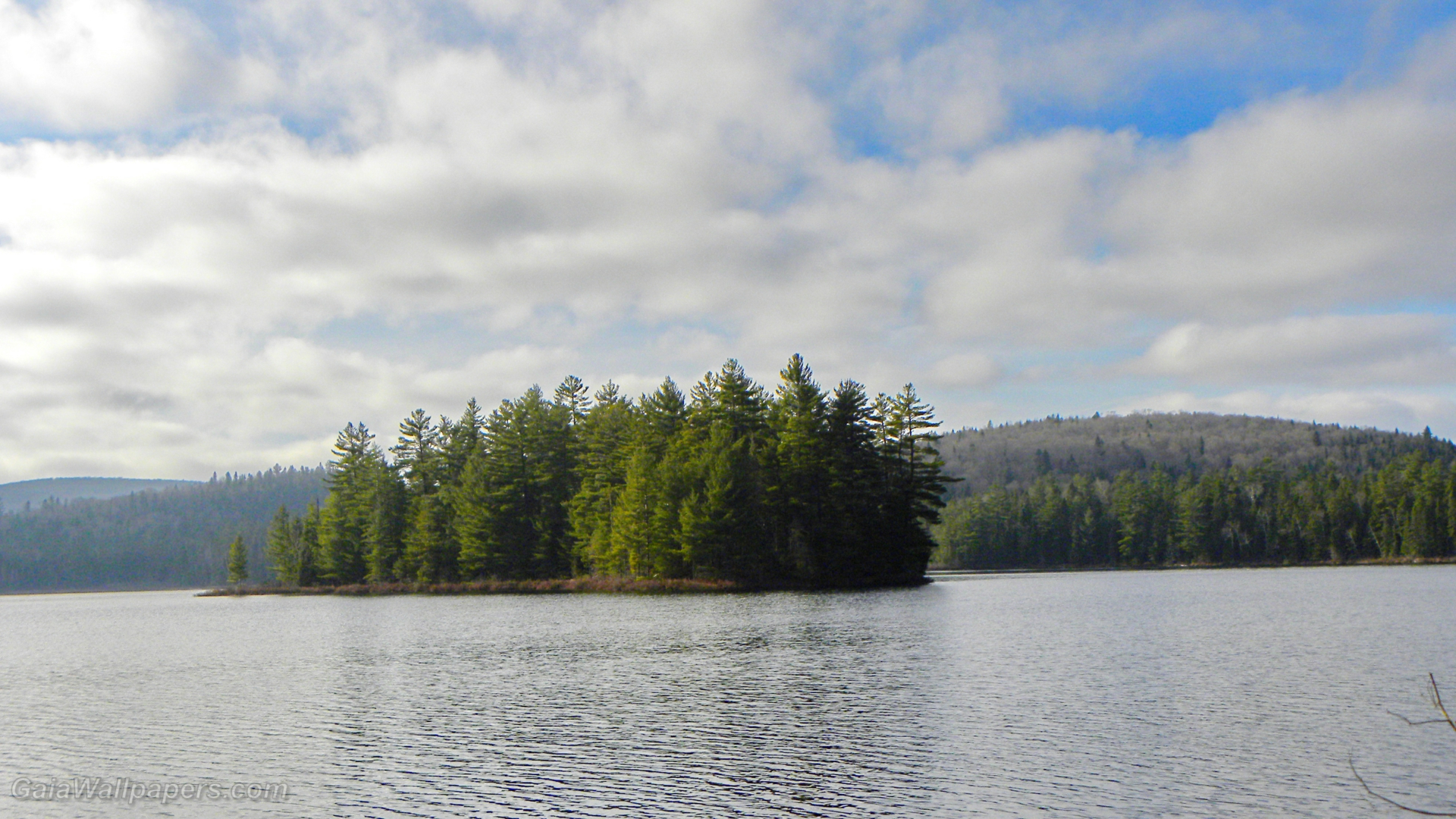 Vent léger d'automne sur le lac et son ile - Fonds d'écran gratuits