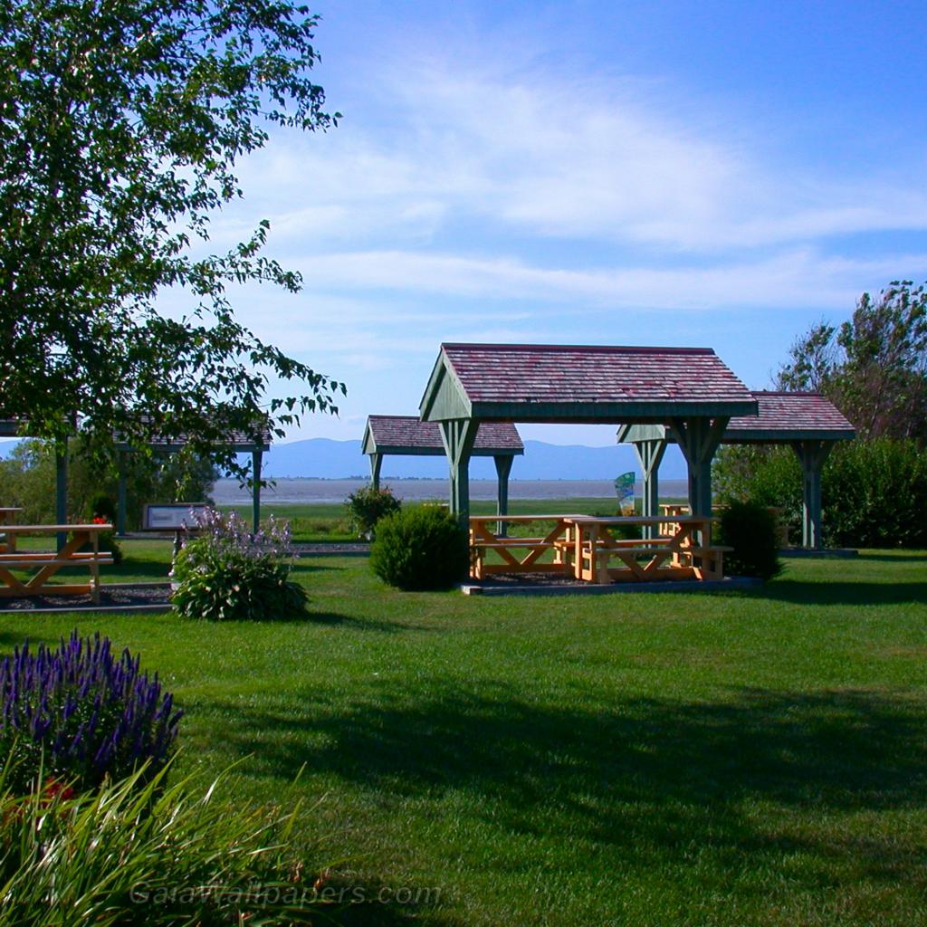 Park in border of the St-Lawrence river - Free desktop wallpapers