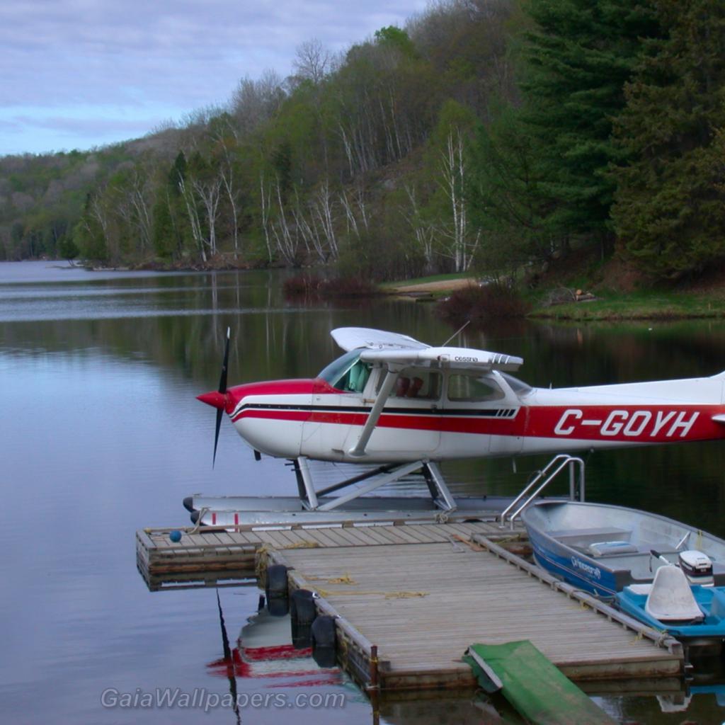 Seaplane parked at the dock - Free desktop wallpapers