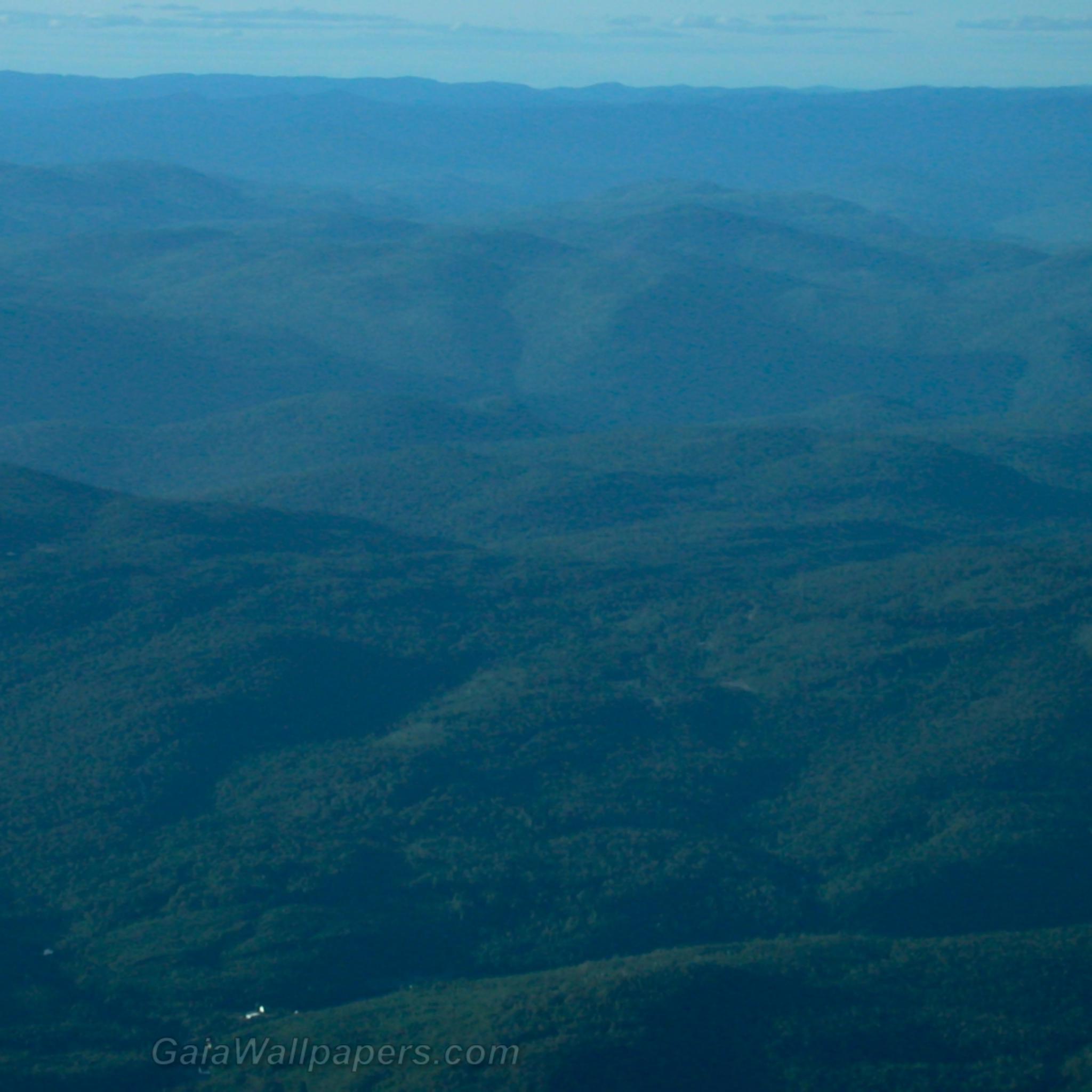 Charlevoix mountains seen from the air - Free desktop wallpapers