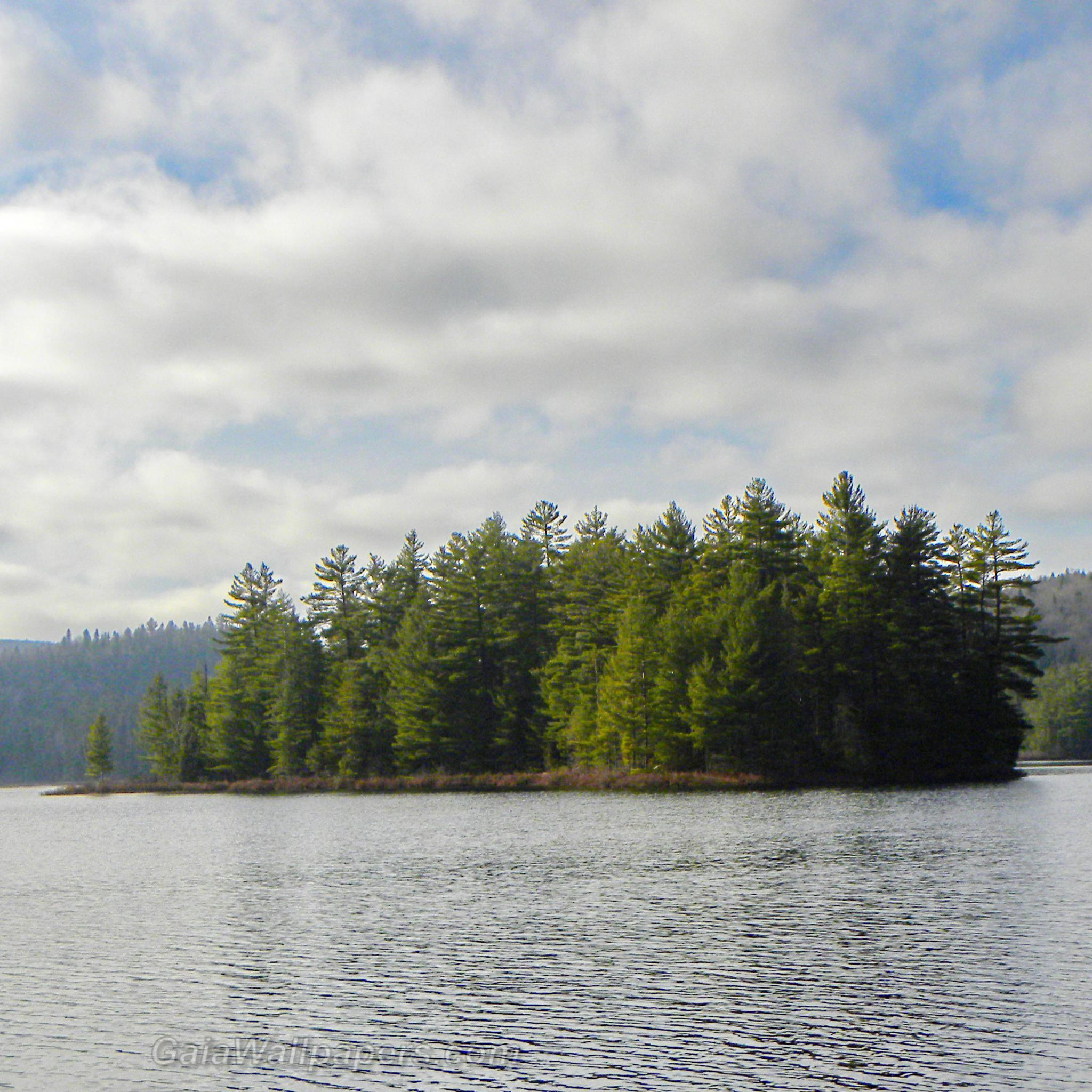 Vent léger d'automne sur le lac et son ile - Fonds d'écran gratuits