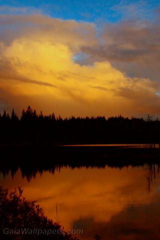 Lac pourpre au coucher du soleil - Fonds d'écran gratuits