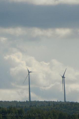 Éoliennes sur la montagne par une journée nuageuse - Fonds d'écran gratuits