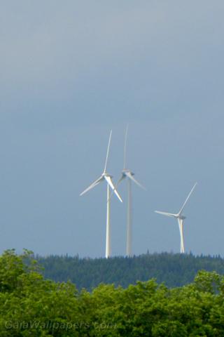 Trois éoliennes juste derrière la montagne - Fonds d'écran gratuits