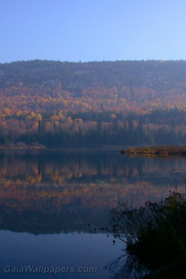 Lac mirroir en automne - Fonds d'écran gratuits