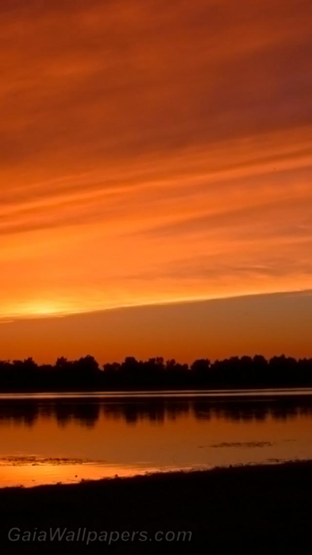 Incandescent sunset over the river - Free desktop wallpapers