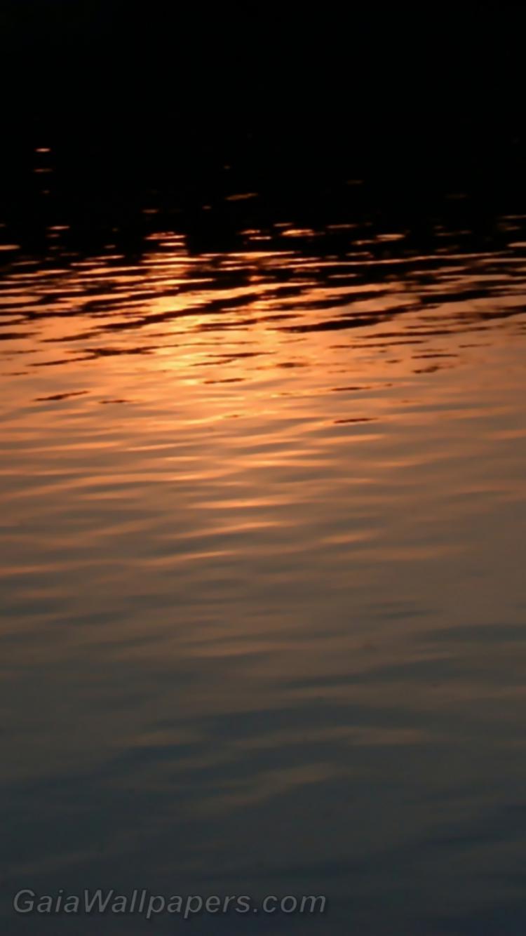 Vagues d'eau déformant le coucher du soleil - Fonds d'écran gratuits