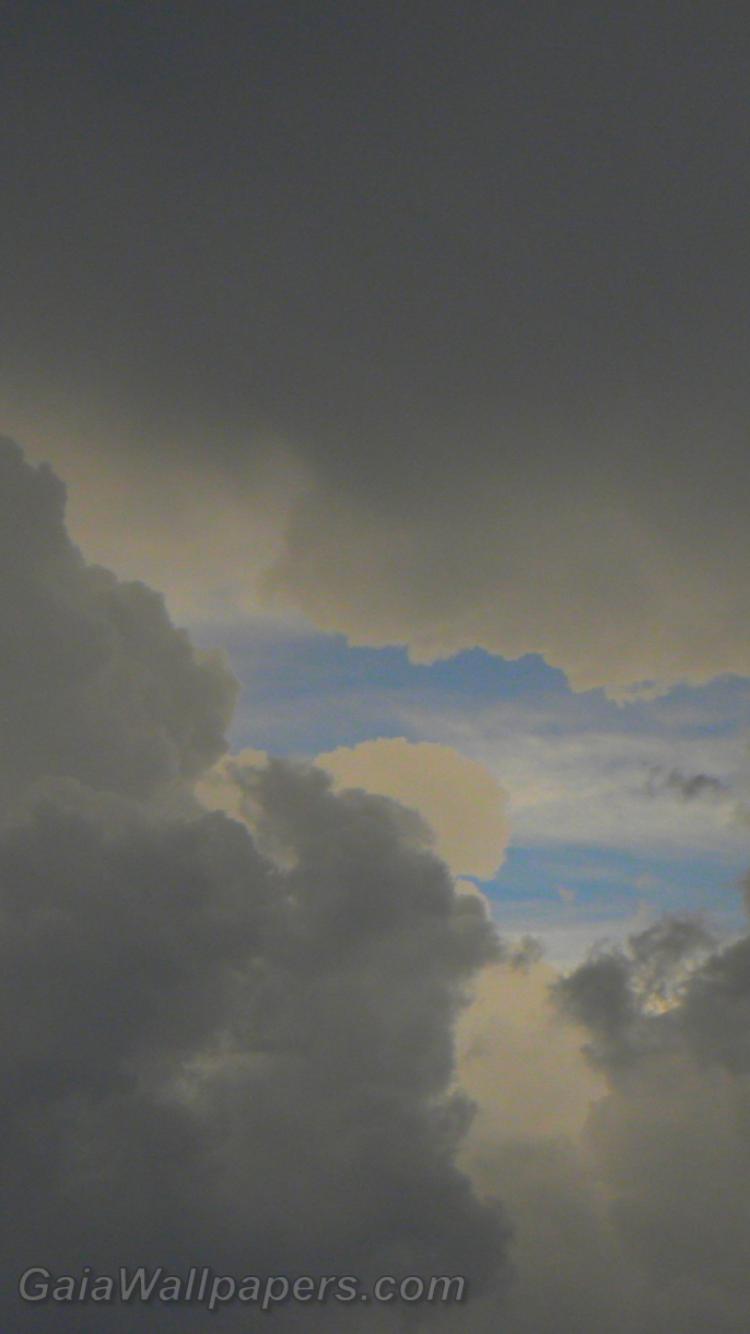 Ciel bleu à travers les nuages d'orage - Fonds d'écran gratuits