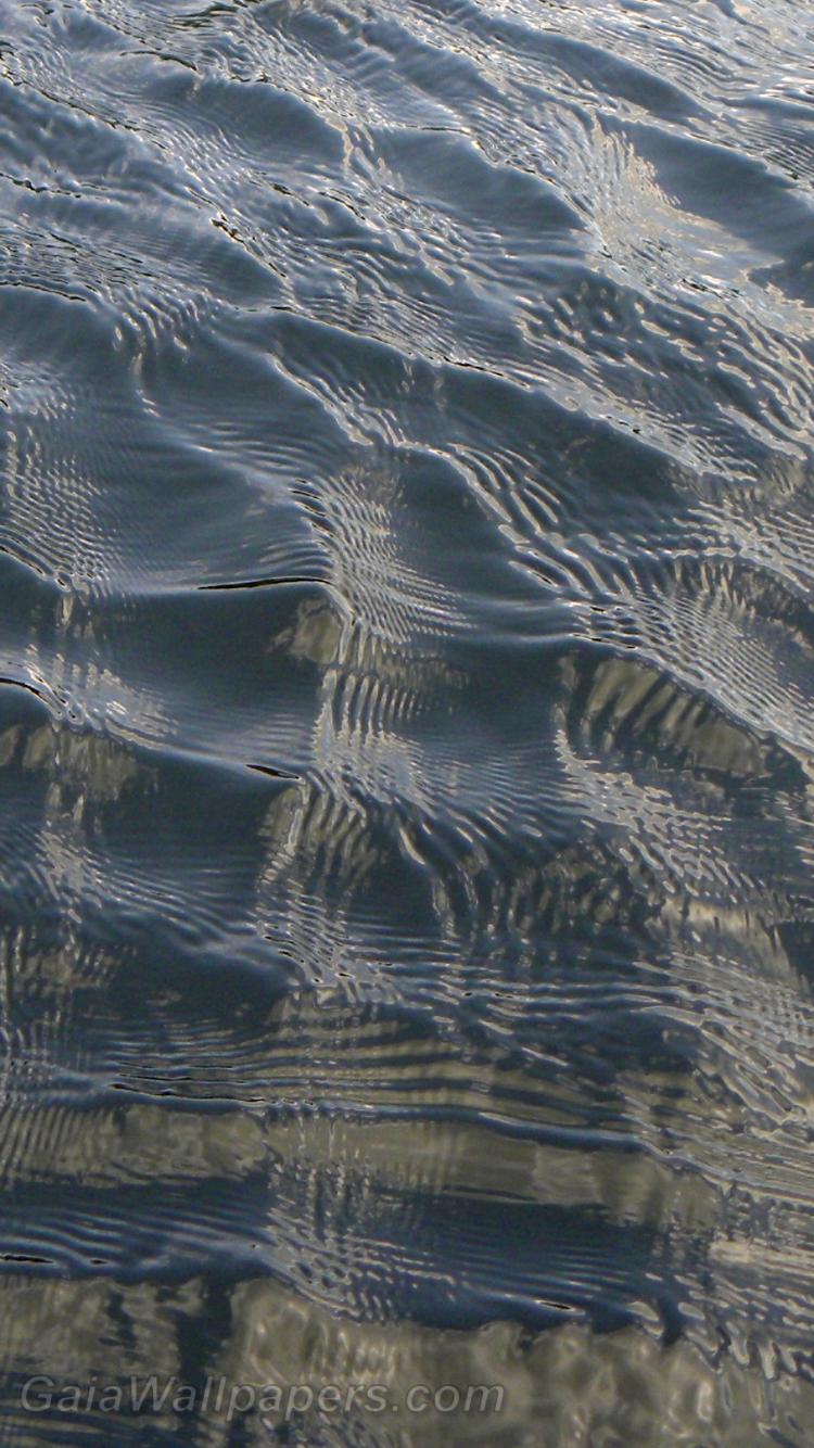 Small wave patterns on water - Free desktop wallpapers