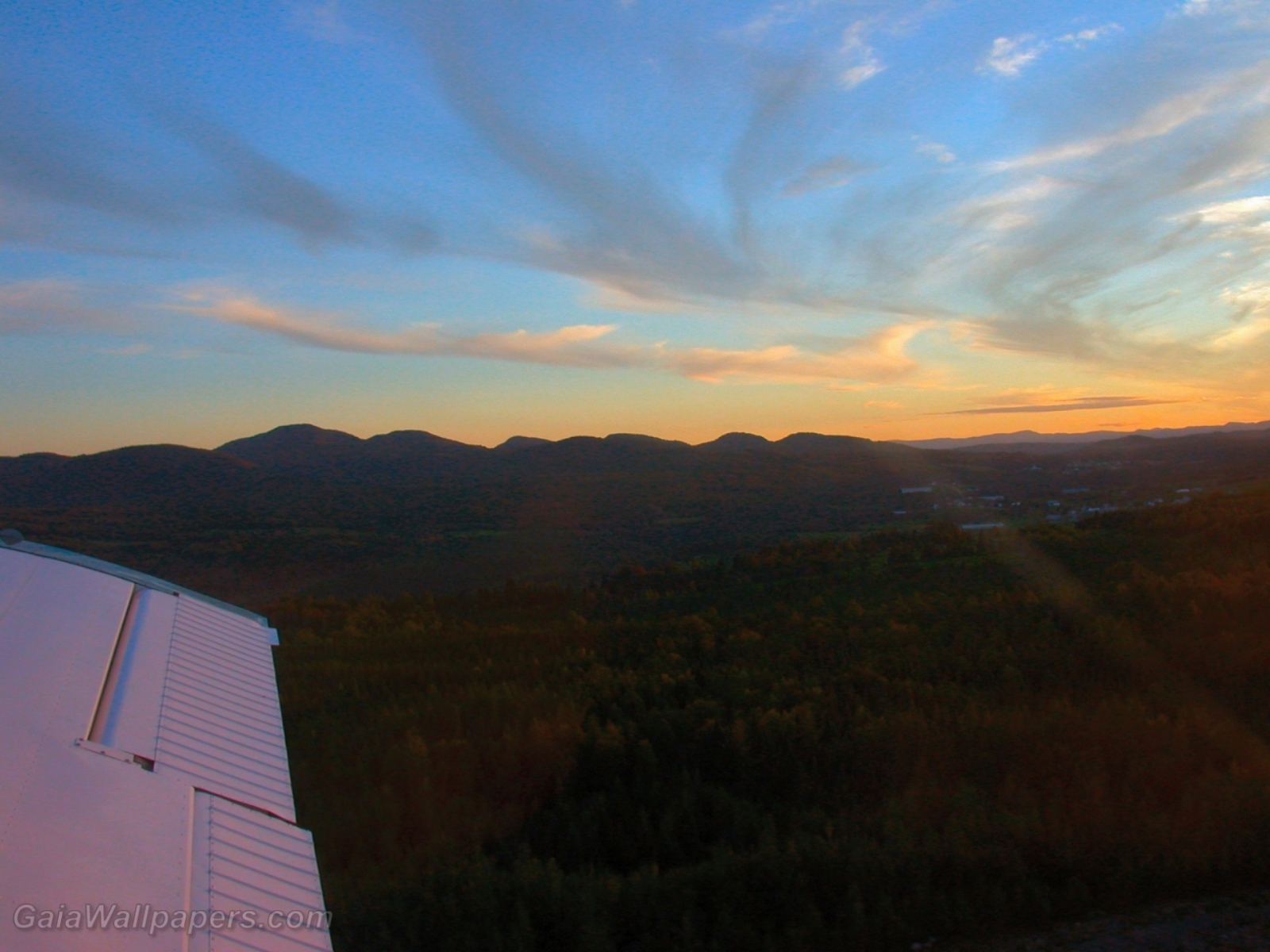 About to land in Charlevoix at sunset - Free desktop wallpapers