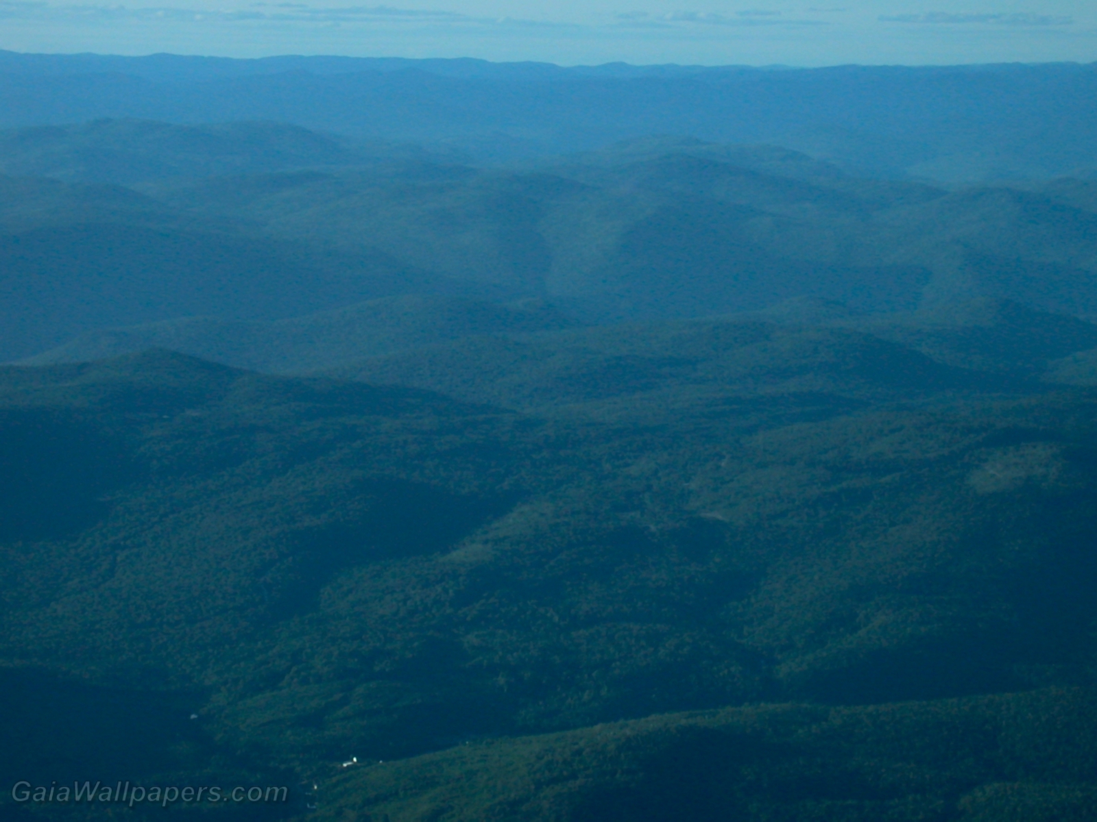 Charlevoix mountains seen from the air - Free desktop wallpapers