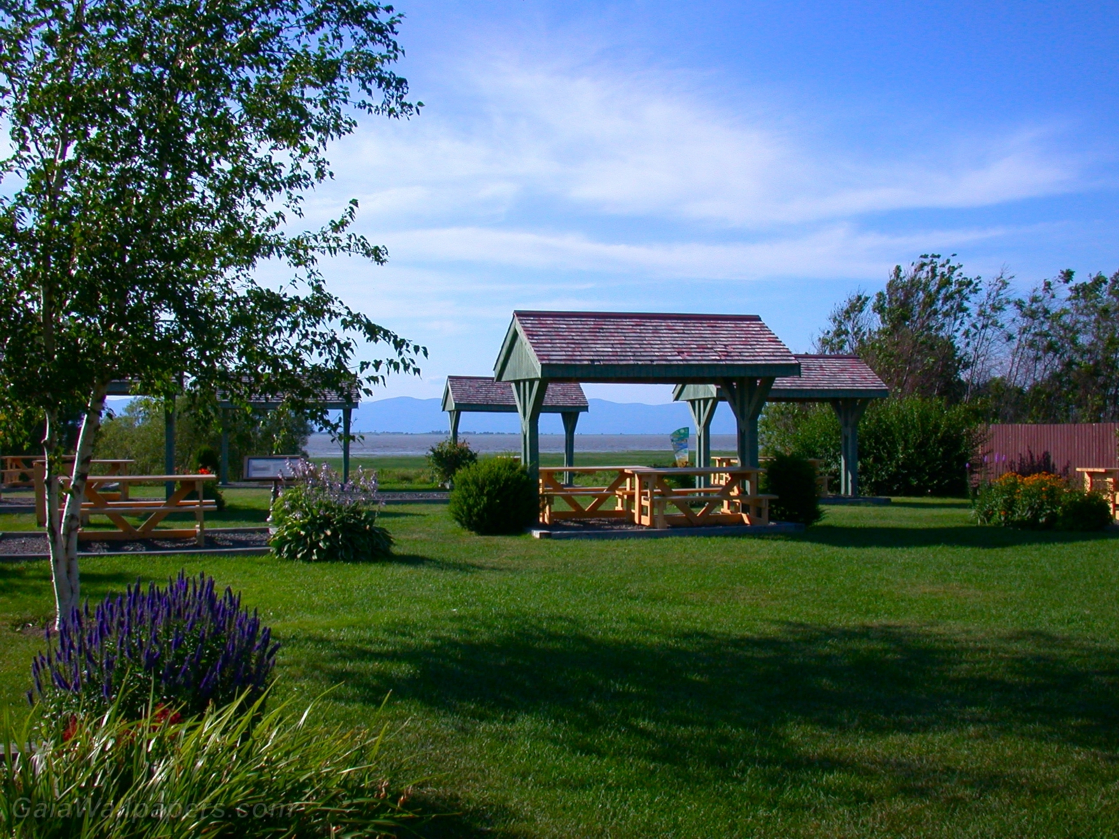 Park in border of the St-Lawrence river - Free desktop wallpapers