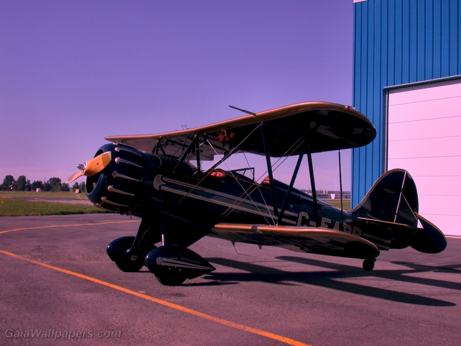 Biplane at Saint-Hubert airport - Free desktop wallpapers