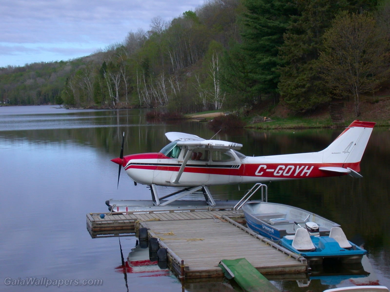 Seaplane parked at the dock - Free desktop wallpapers