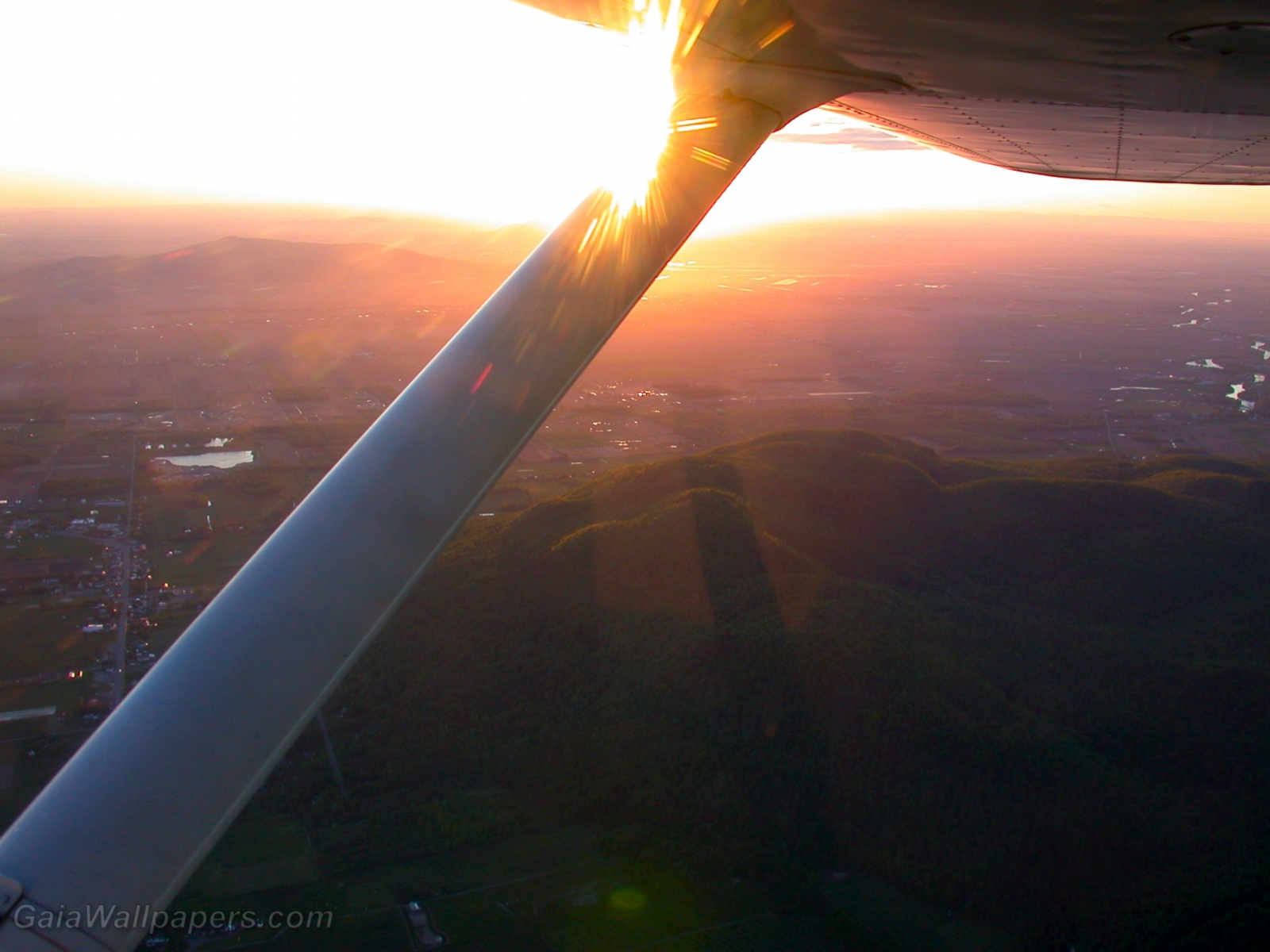 Mont Yamaska at sunset seen from a Cessna - Free desktop wallpapers