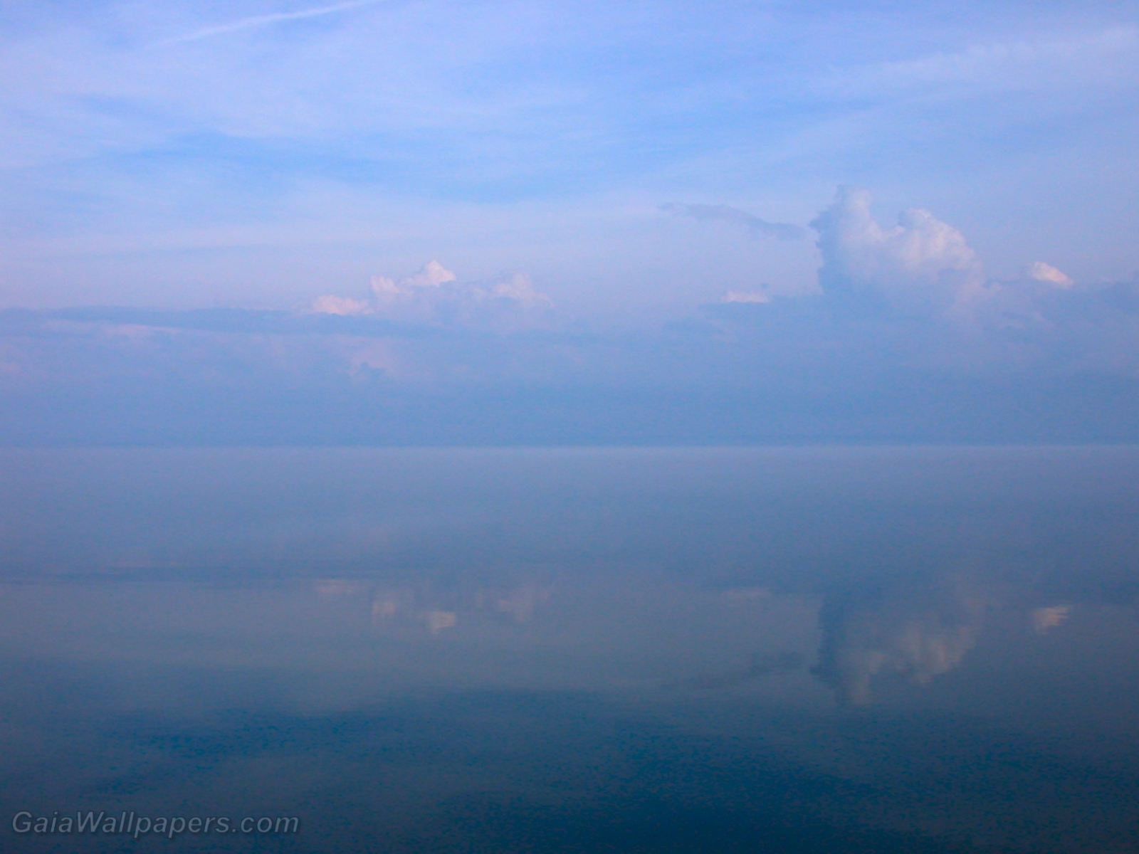 Perfect reflection on the Saint-Lawrence river - Free desktop wallpapers