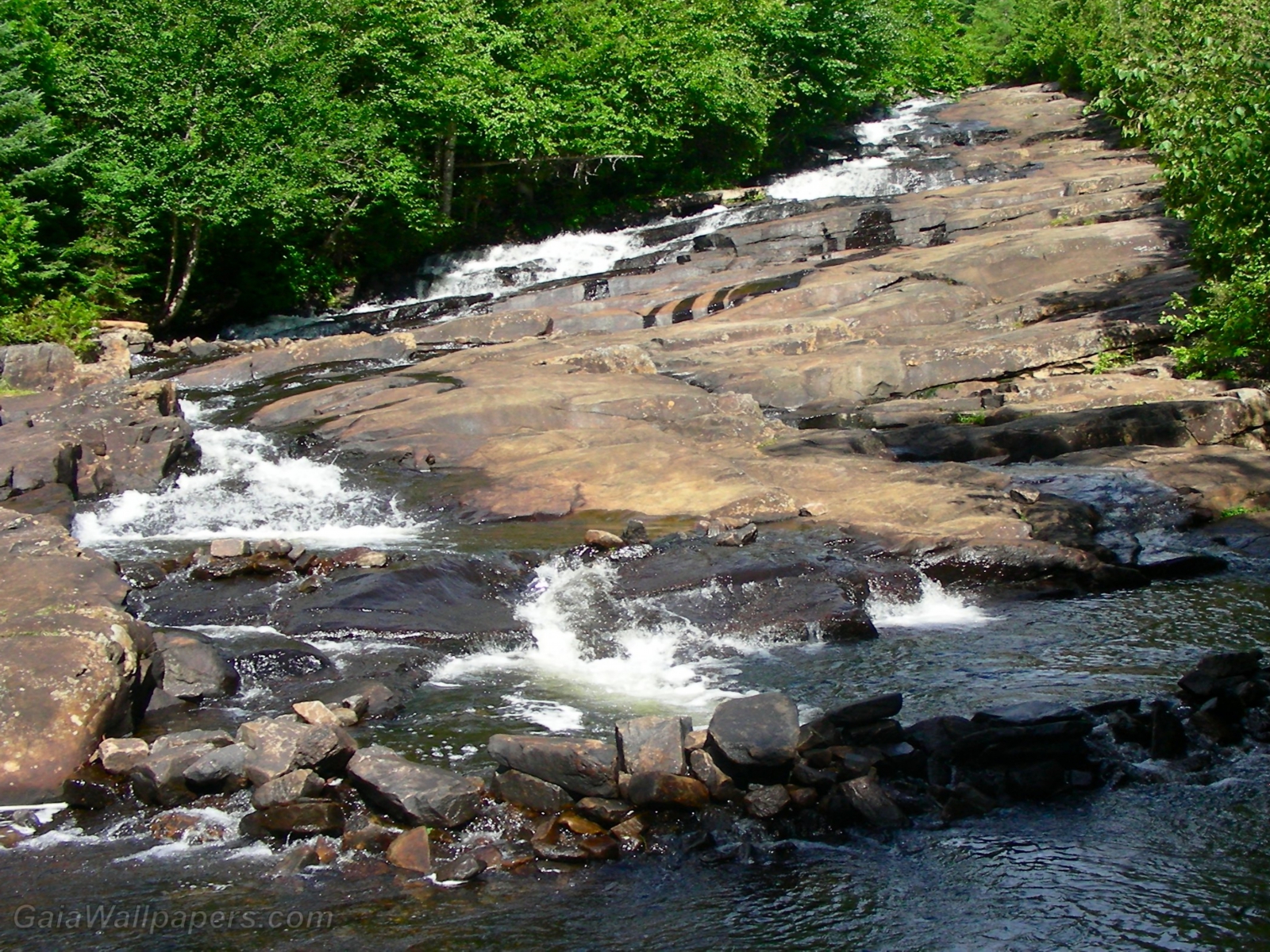 Cascades de ruisseau sur les rochers - Fonds d'écran gratuits