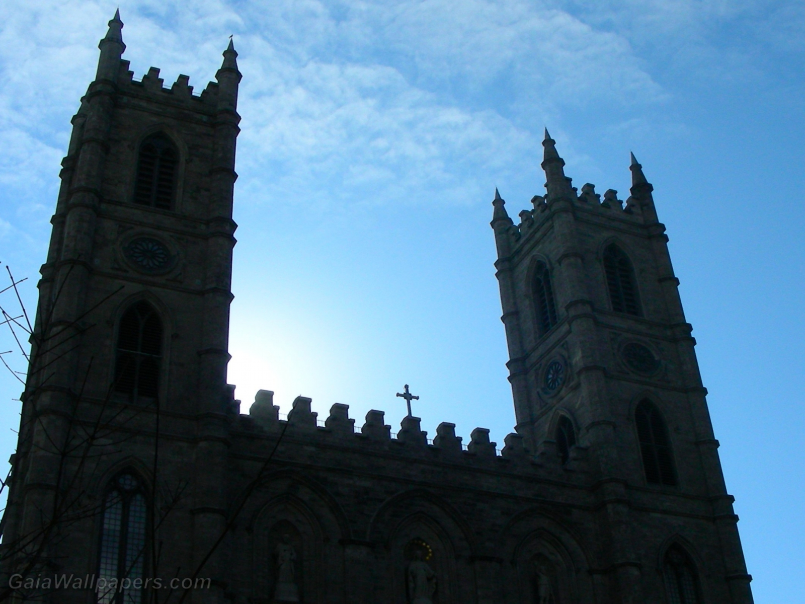 Sun behind Notre-Dame Basilica, Montreal - Free desktop wallpapers
