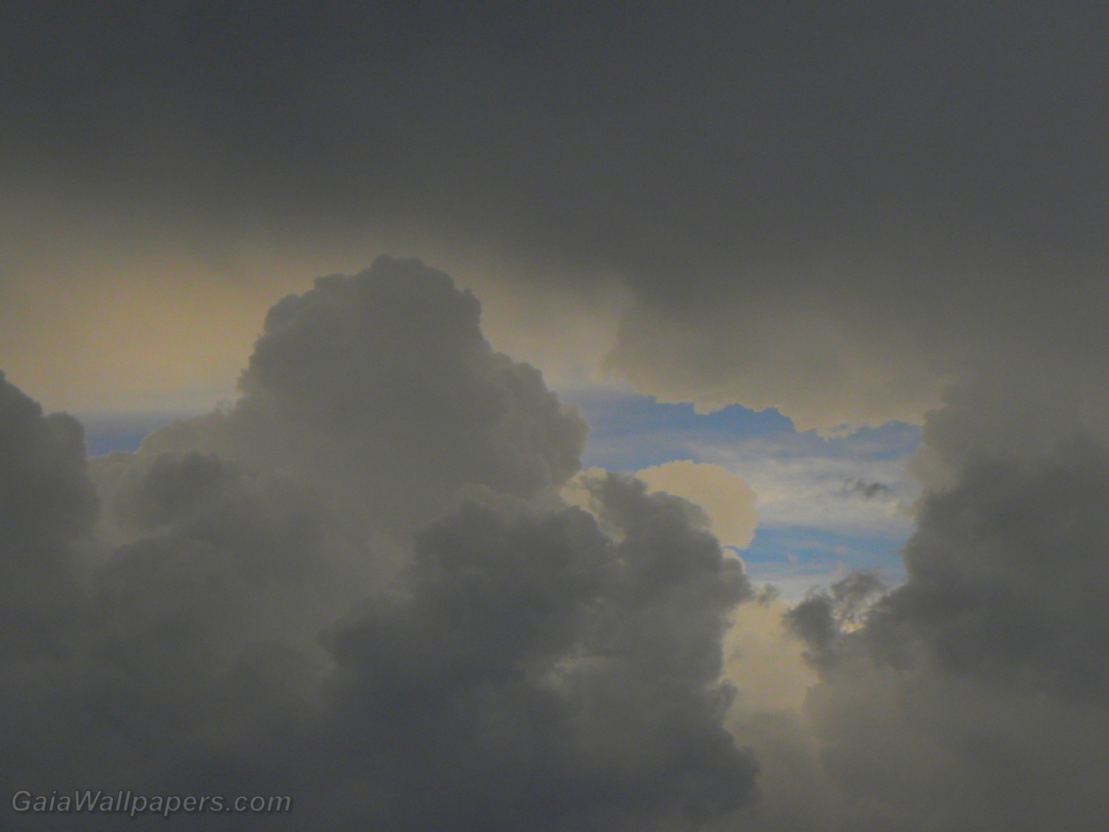 Ciel bleu à travers les nuages d'orage - Fonds d'écran gratuits