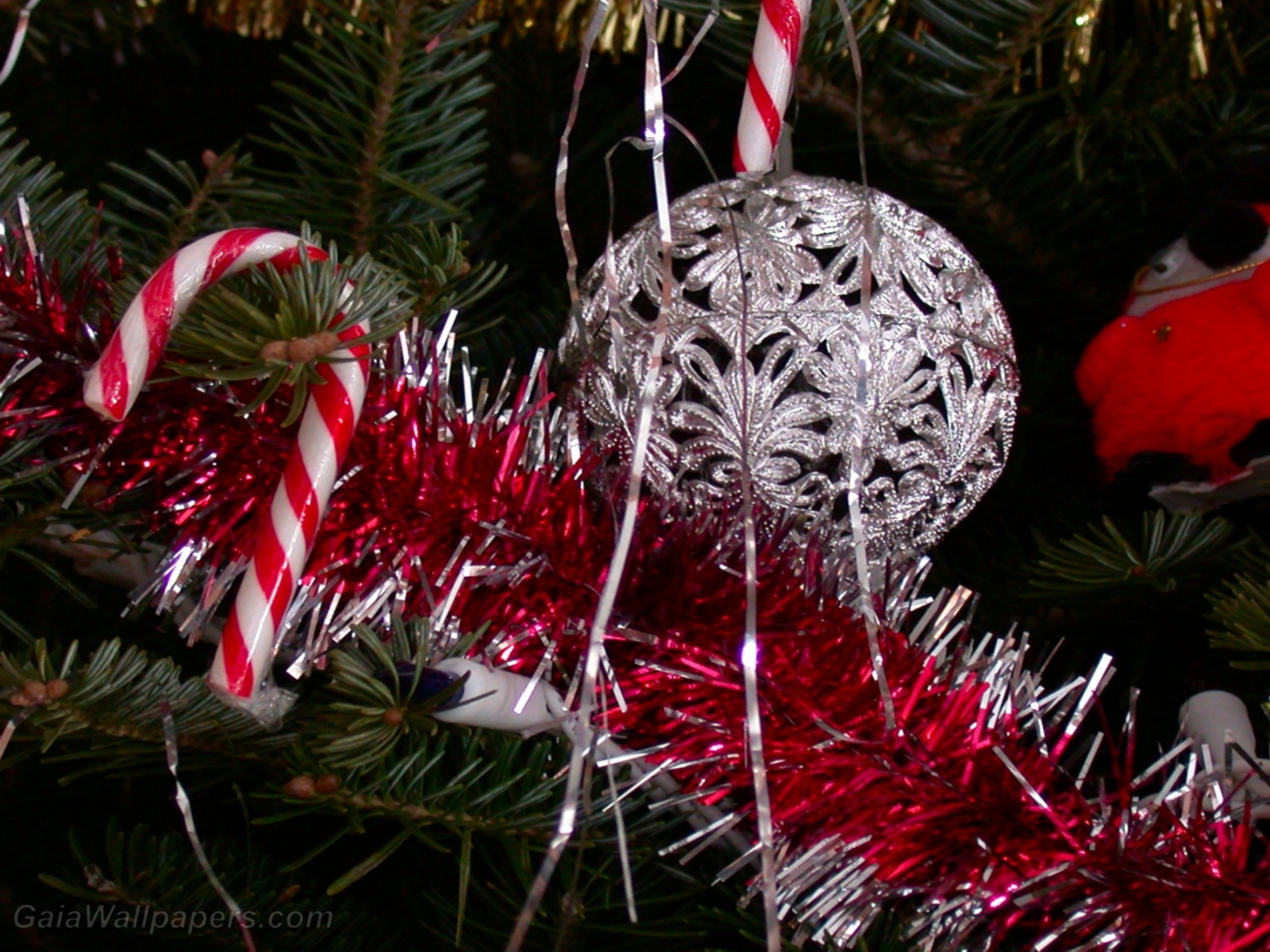 Christmas tree decorations - Free desktop wallpapers