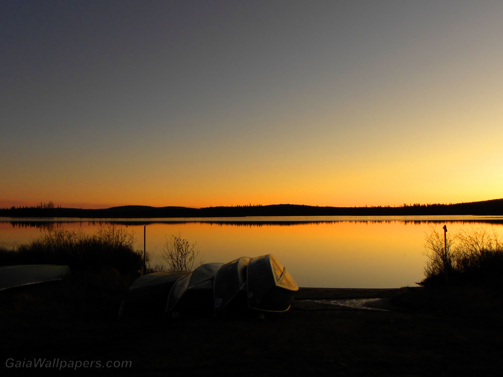 Sunset on a calm lake - Free desktop wallpapers