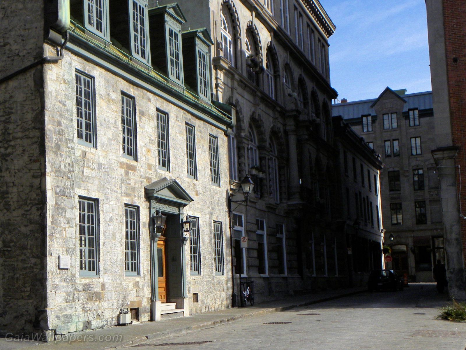 Small street in Old Montreal - Free desktop wallpapers