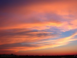 Ciel nuageux s'estompant doucement dans le coucher du soleil fonds d'écran gratuits