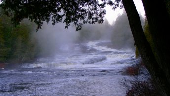Ruisseau Les Six-Chutes dans le brouillard du matin fonds d'écran gratuits