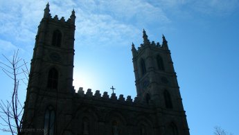 Soleil derrière la Basilique Notre-Dame de Montréal fonds d'écran gratuits